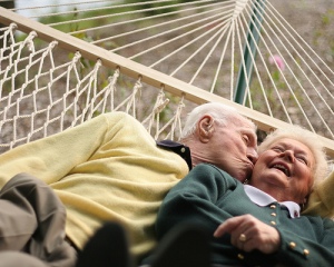 elderly-people-in-love-How-cute-love-31761622-500-400